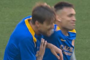 开云体育在线-队长“八零”老将劳塔罗赛前与阿切尔比嬉戏打闹，氛围轻松