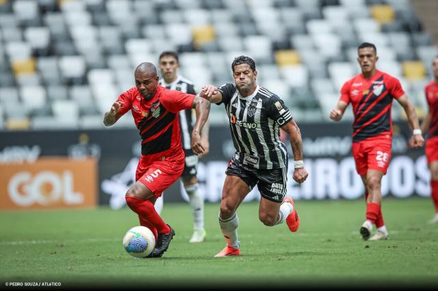 1735981311817012913.jpg fernandinho-anuncia-fim-de-sua-segunda-passagem-pelo-athleti.jpg