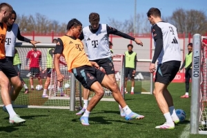 开云体育中国-拜仁官方：17岁左后卫扬达参加了周末德甲比赛前的最后一练