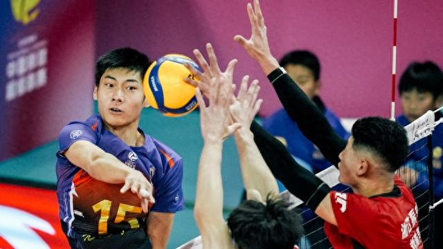 19岁“小孩哥”王泊涵接过金牌教头沈琼15号球衣，中国男排主攻线新星诞生|上海男排|上海女排|训练|联赛|少年_新浪体育_新浪新闻